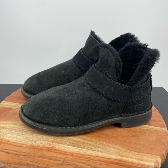 UGG McKay Boots Black suede Ankle Bootie 1012358 Sz 6.5 - Picture 3 of 7